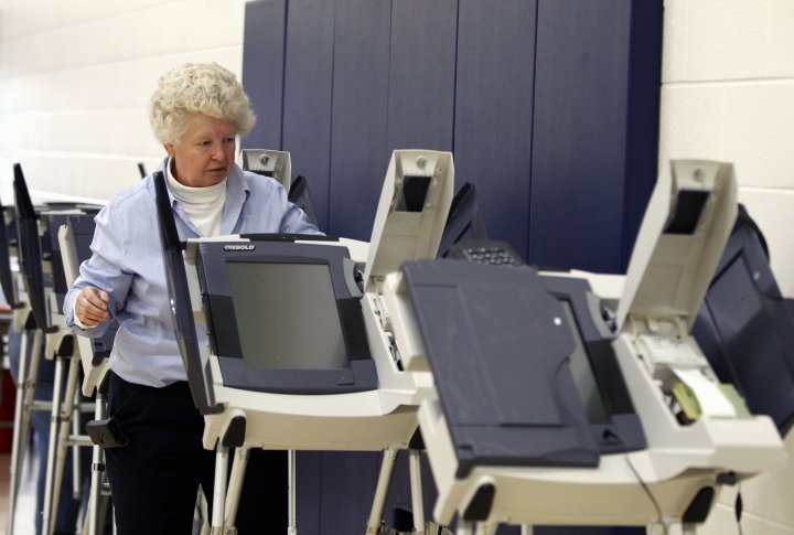 Волонтеры устанавливают машины для голосования. Фото ©REUTERS