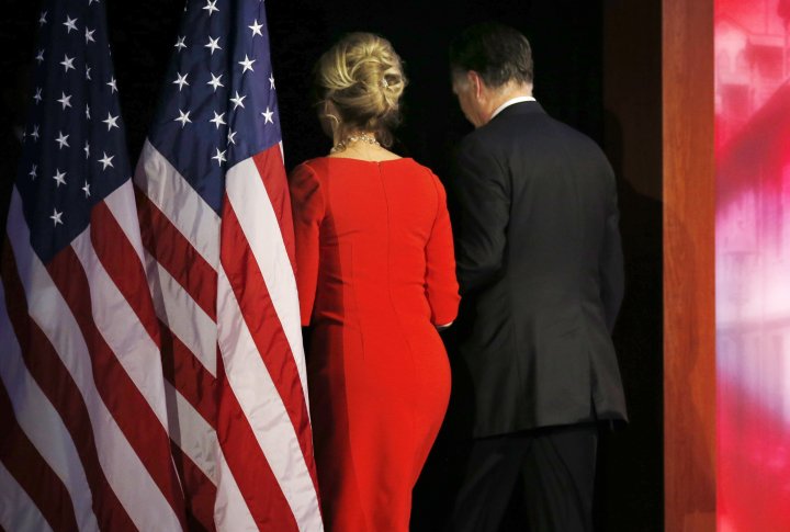 Митт Ромни с женой уходят со сцены. Фото ©REUTERS