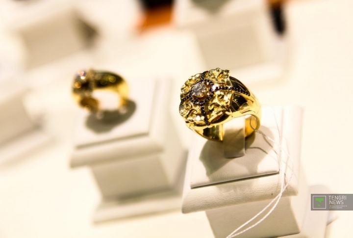 Кольцо из желто-черного золота. Вставка - бриллиант. Фото ©Даниал Окасов