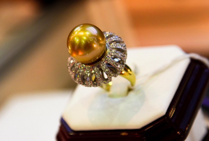 Кольцо из желтого золота, вставки - бриллианты. В центре жемчужина 24 карата золотого оттенка. Цена - 3 000 000 тенге. Фото ©Даниал Окасов