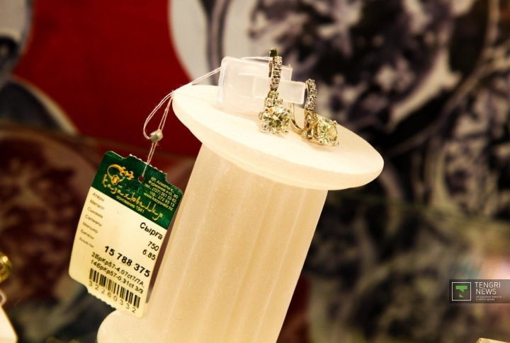 Серьги из белого золота с бриллиантами. Цена 15 788 375 тенге. Фото ©Даниал Окасов