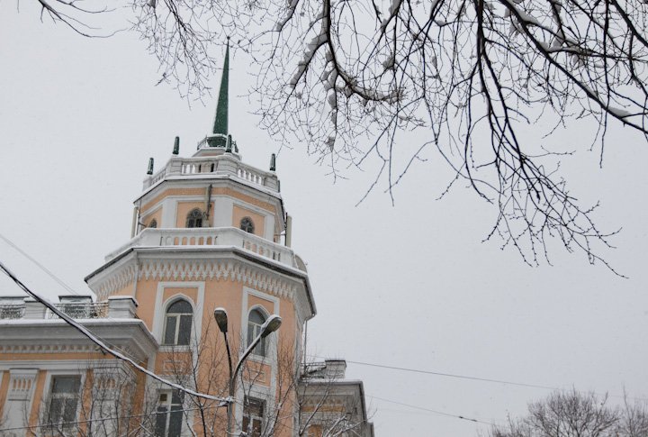 Башня на пересечении улиц Толе би и Панфилова. Фото Tengrinews.kz©