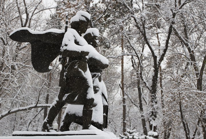 Памятник Алие Молдагуловой и Маншук Маметовой. Фото Tengrinews.kz©