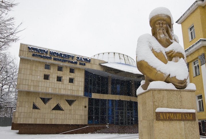 Памятник Курмангазы у Большого концертного зала на улице Аблай хана. Фото Tengrinews.kz©