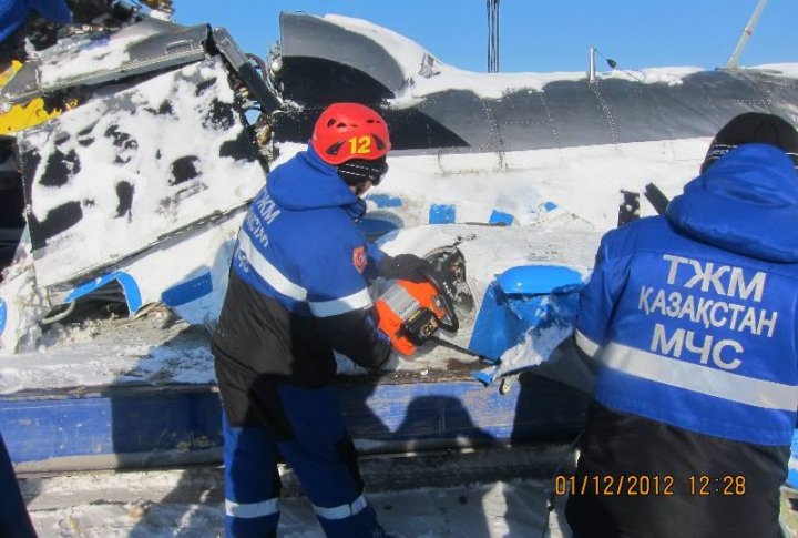 Сотрудники ДЧС убирают фрагменты вертолета. Фото ©Пресс-служба ДЧС Алматинской области