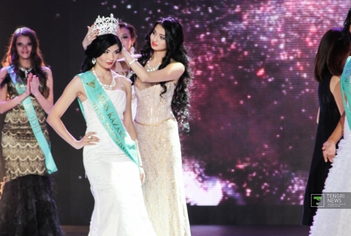 Корона "Мисс Казахстана" традиционного переходит победительнице этого года. Фото ©Даниал Окасов