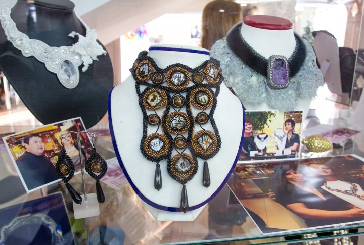 Ювелирные украшения - совместный дизайн с участием казахстанских звезд. Фото ©Ярослав Радловский