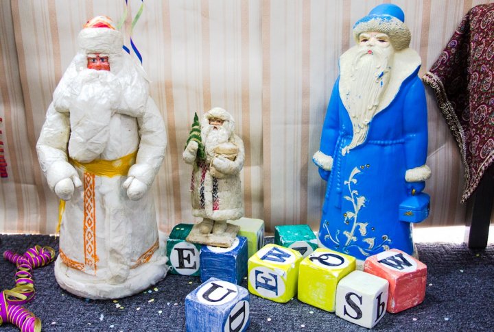 Ностальгия: игрушки "родом из СССР" - Деды Морозы из вощеной бумаги. Фото ©Ярослав Радловский