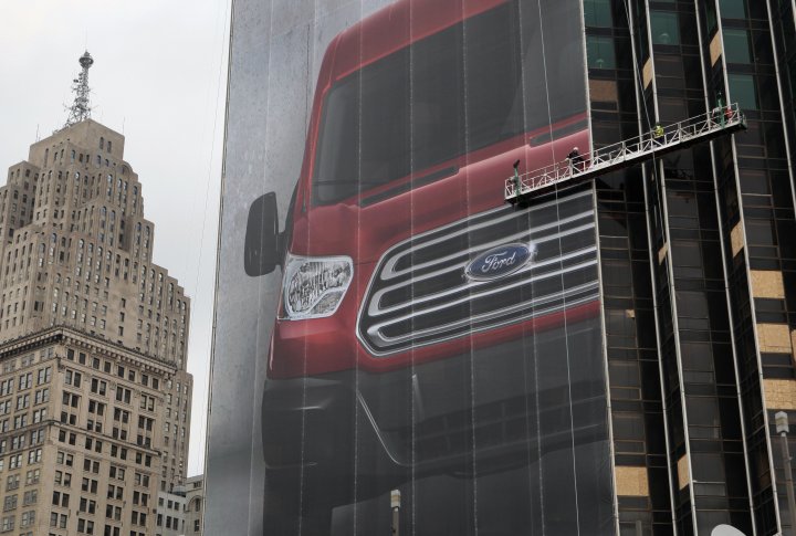 Большой рекламный модуль на одном из небоскребов Детройта анонсирует новинку автокомпании Ford. Фото REUTERS©
