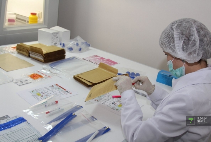 Рабочий процесс в геномной лаборатории. Фото Tengrinews.kz