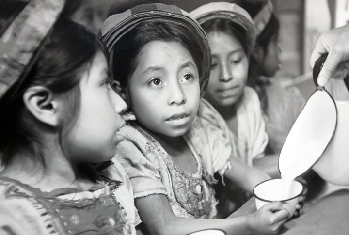 Школьники наслаждаются едой, предоставленной Всемирной Продовольственной Программой ООН и Министерством образования Тимор-Лешти. 5 февраля 2010<br> Фото UN Photo/Martine Perret©