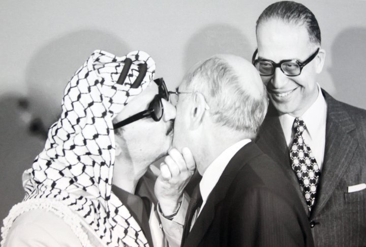 Ясир Арафат, председатель исполкома Организации Освобождения Палестины, встречает гостей на приеме, состоявшемся в штаб-квартире ООН, где он впервые выступает с обращением к Генеральной Ассамблее. 13 ноября 1974.<br> Фото UN Photo/Teddy Chen©