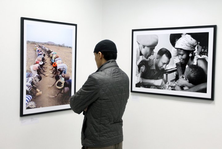 Эта выставка срез целой эпохи, история мира за 70 лет. 49 снимков, сделанных фотографами ООН, были представлены на крупнейшей в мире фотовыставке Photokina, в Кельне, Германия.