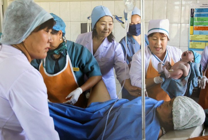 Ребенок только что родился в больнице в провинции Ховд, Монголия. 28 июля 2009. <br> Фото UN Photo/Eskinder Debebe©