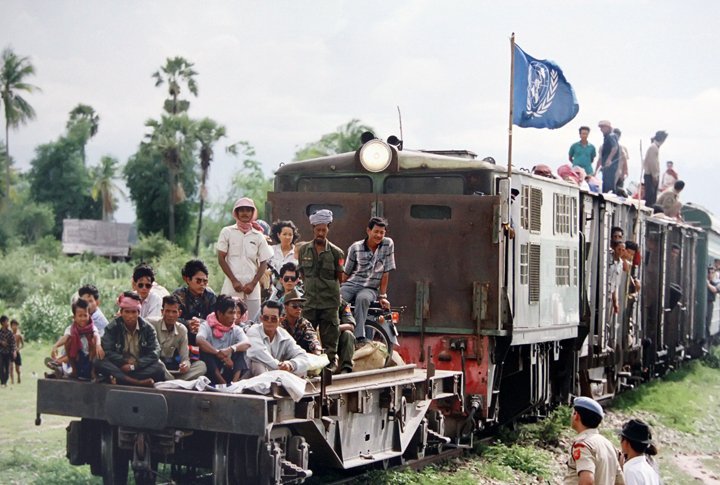 Камбоджийские беженцы возвращаются домой из Тайланда на поезде, предоставленном УВКБ ООН (Управление Верховного Комиссара ООН по делам беженцев). Июнь 1992 года.  <br> Фото UN Photo/Pernaca Sudhakaran©