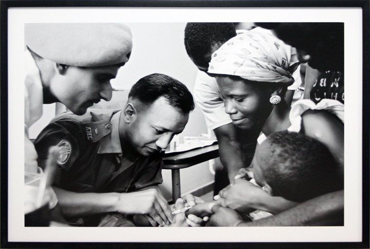 Ребенок проверяется на туберкулез на открытии первого центра вакцинации туберкулеза в стране, созданного при поддержке ВОЗ и UNICEF. <br>Леопольдвиле, Республика Конго. 18 июня 1962 года.