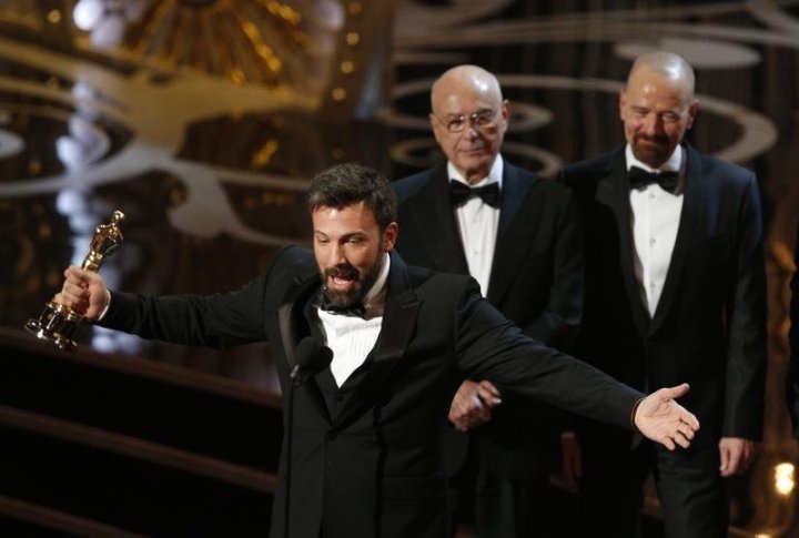 Бен Аффлек получает статуэтку "Оскар" за лучший фильм года. Фото REUTERS©
