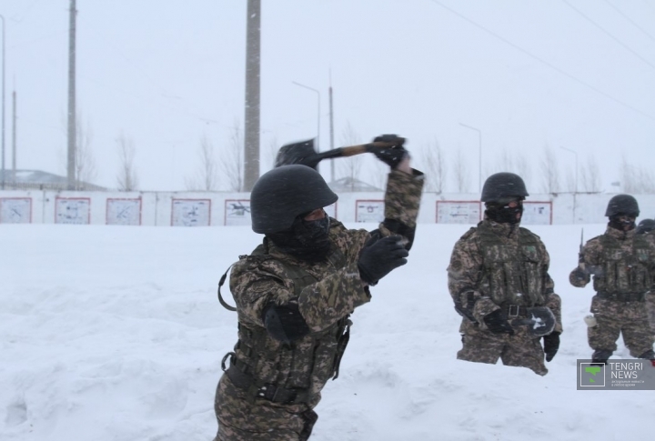 Военнослужащие учатся поражать цель саперной лопаткой.Фото©Марат Абилов