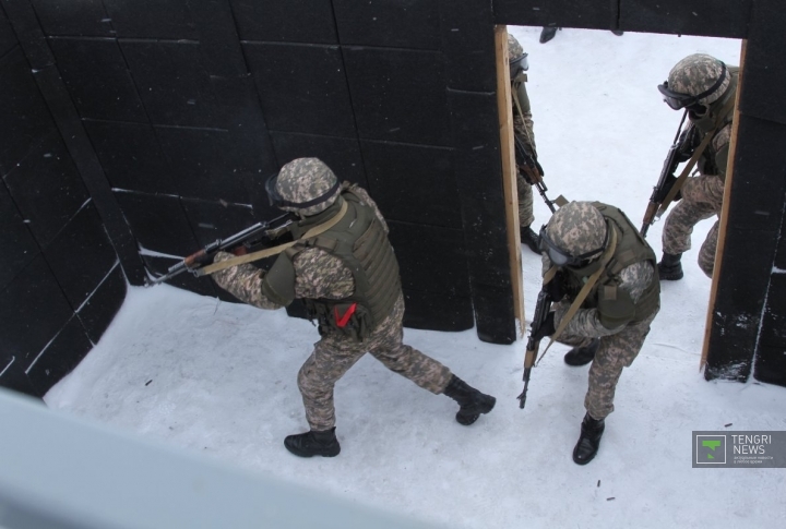 Солдаты отрабатывают стрельбу на скорость боевыми патронами. Фото©Марат Абилов