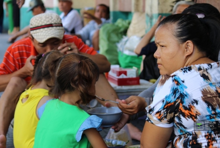 На рынках и у лавочек можно встретить вьетнамцев, обедающих прямо на улице. ©Роза Есенкулова 