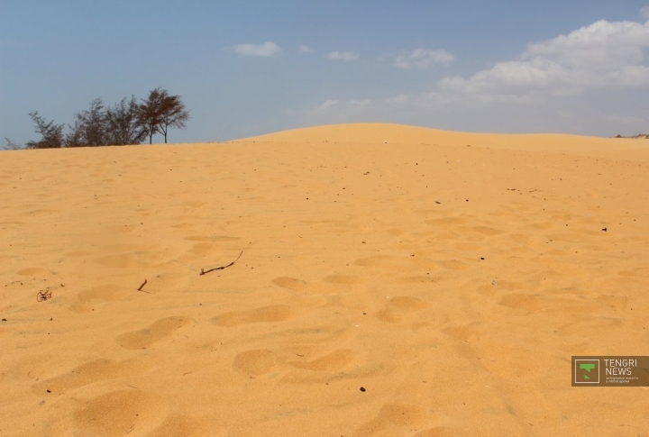 Песчаные дюны в получасе езды от Фантхьета. Здесь дует сильный ветер, а песок ярко-желтого цвета. ©Роза Есенкулова