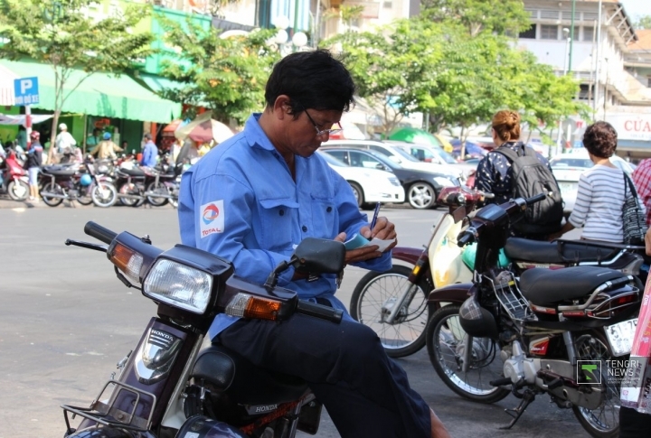 На мотобайке во Вьетнаме можно ездить без водительских прав. В городе пешеходам не уступают дорогу. ©Роза Есенкулова