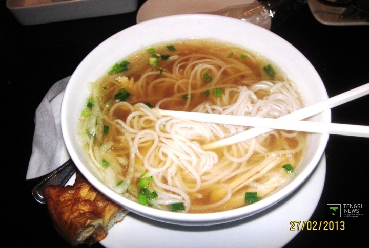 Коронное блюдо вьетнамцев - суп фоа на основе говяжьего и куриного бульона. ©Роза Есенкулова