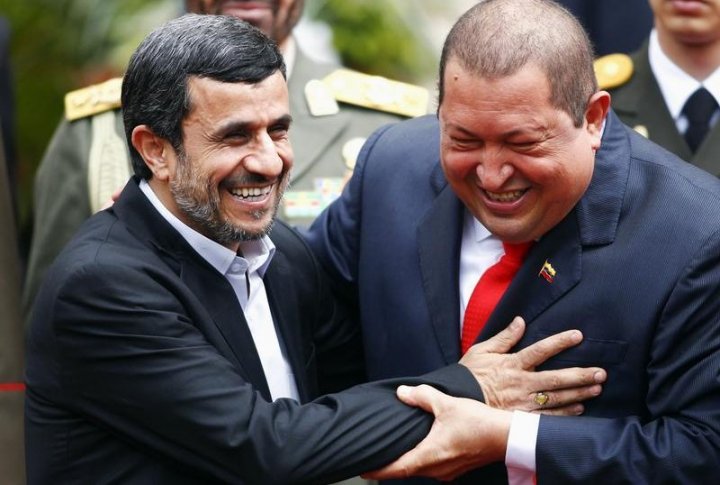 Иранский лидер Махмуд Ахмадинежад в гостях у Уго Чавеса в Каракасе. Фото REUTERS/Carlos Garcia Rawlins©
