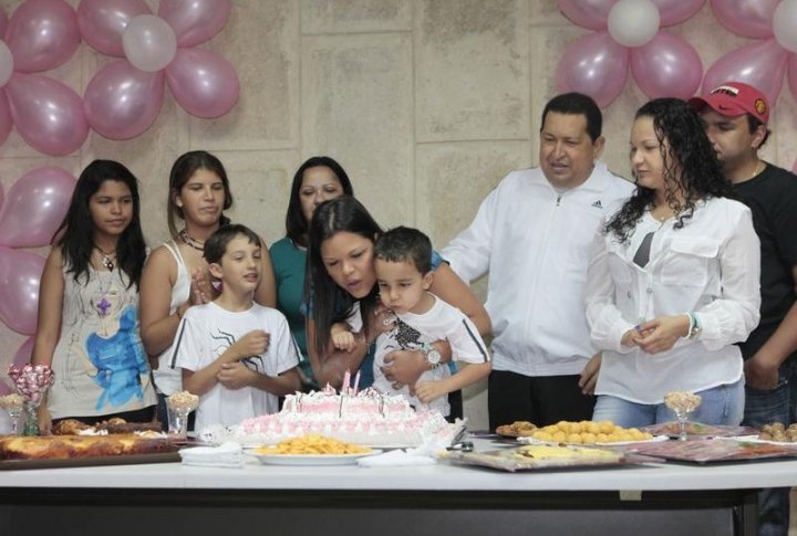 Уго Чавес с семьей на праздновании дня рождения своей дочери Марии Габриэлы Чавес. Фото REUTERS/Handout/Miraflores Palace©