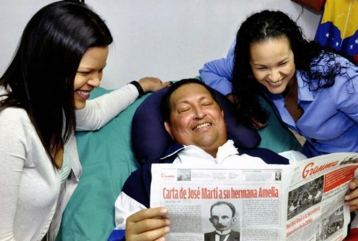 Президент Венесуэлы с дочерьми в больнице Гаваны, Куба. Одна из последних фотографий Уго Чавеса, сделанная 14 февраля 2013 года. Фото REUTERS/Ministry of Information/Handout©