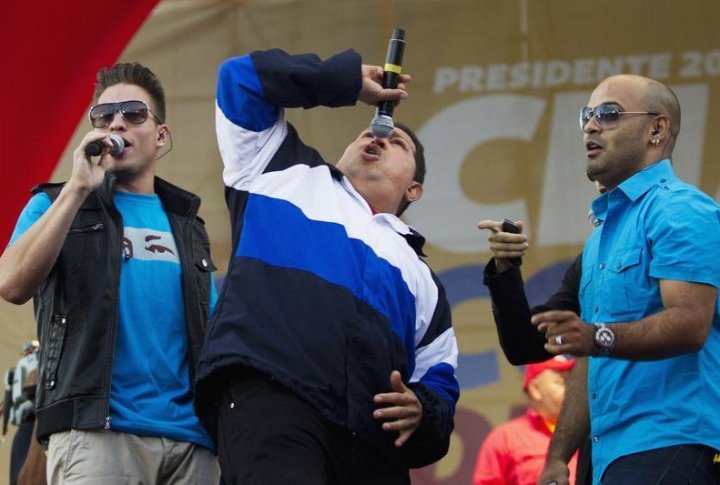 Уго Чавес поет с музыкальной группой на сцене во время предвыборной кампании. Фото REUTERS/Carlos Garcia Rawlins©