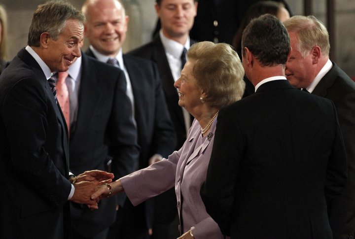 Бывший лидер Лейбористской партии Великобритании, 73-й премьер-министр Великобритании Тони Блэр приветствует первую и пока единственную женщину, побывавшая на этом посту. Сентябрь 2010. Фото REUTERS©