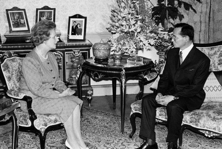 Король Таиланда Пхумипон Адульядет во время визита Маргарет Тэтчер в Бангкок. Август 1988. Фото REUTERS©