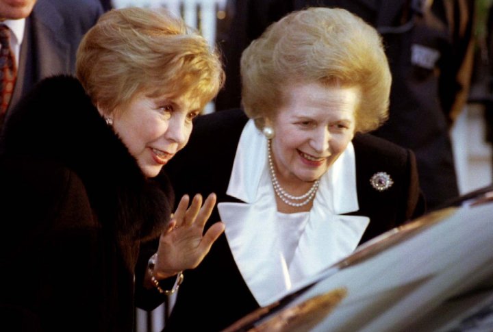 Премьер-министр Великобритании Маргарет Тэтчер и Раиса Горбачева, супруга последнего генсека СССР. Декабрь 1993 года. Фото REUTERS©