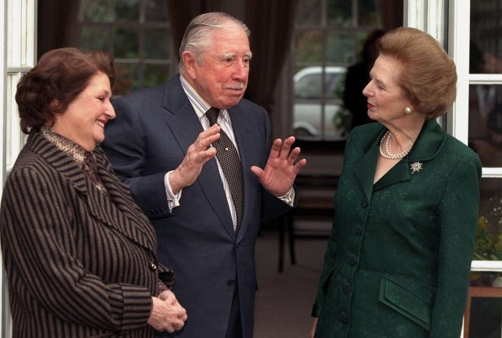 Чилийский государственный и военный деятель Аугусто Пиночет на встрече с Тэтчер. Март 1999 года. Фото REUTERS©