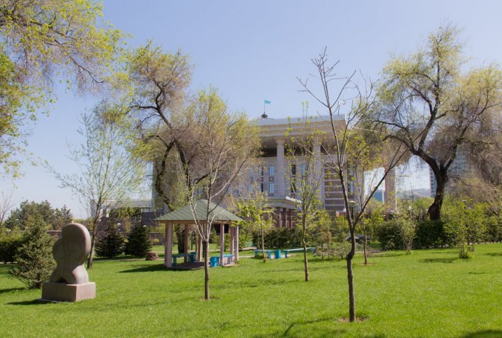Парк близ здания Фонда Первого Президента Казахстана. Фото ©Ярослав Радловский