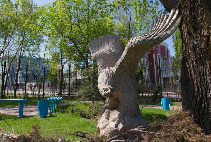 Парковая скульптура - беркут. Фото ©Ярослав Радловский