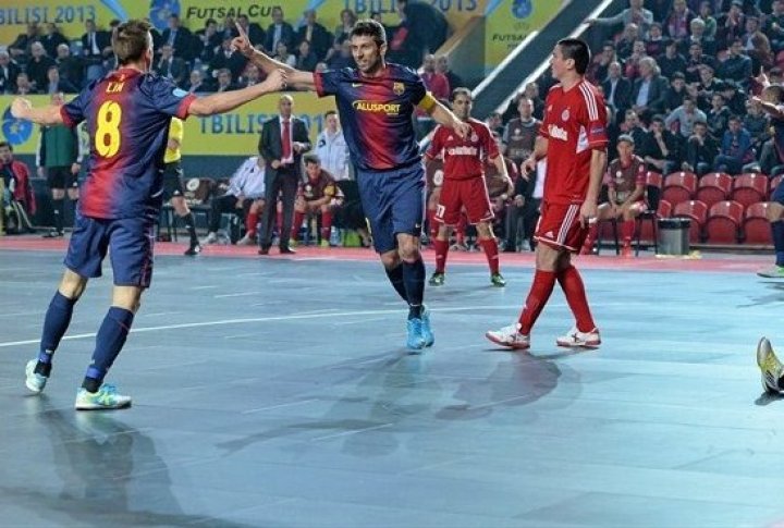 Фрагмент матча с участием испанской "Барселоны" и алматинского "Кайрата"