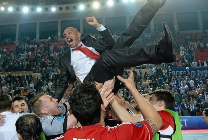 Игроки "Кайрата" качают своего главного тренера после финальной победы