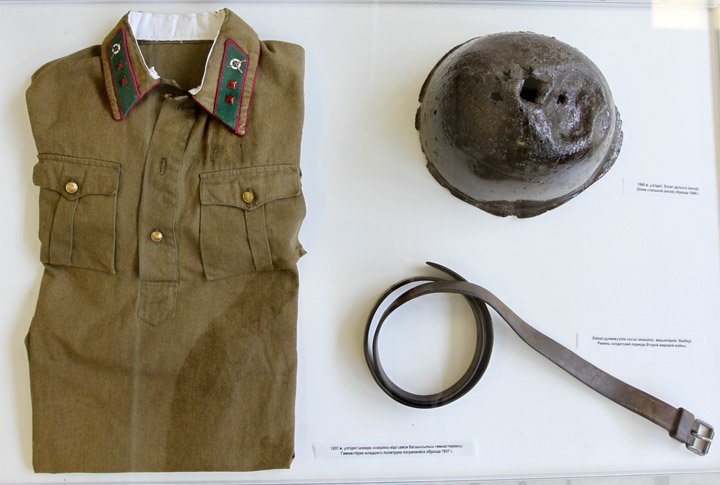 Гимнастерка младшего политрука погранвойск образца 1937 года; Шлем стальной образца 1940 года; Ремень солдатский периода Второй мировой войны