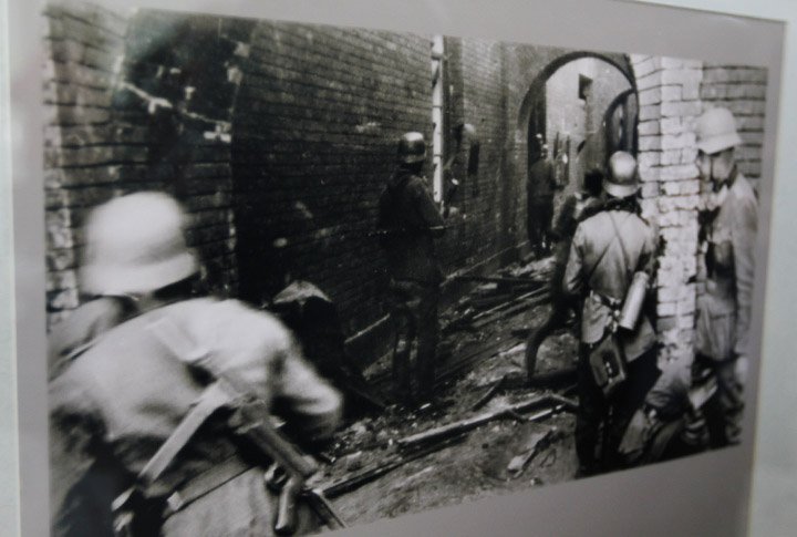 Немецкие солдаты ворвались в крепость. Июнь 1941 года