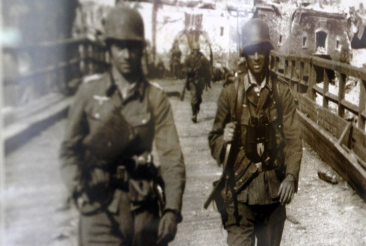 Солдаты вермахта у Тереспольских ворот. Июнь 1941 года