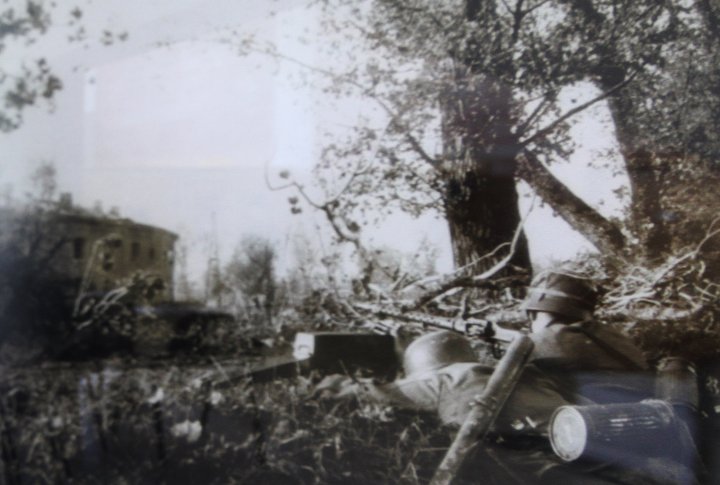 Немецкий пулеметчик ведет огонь по крепости. Июнь 1941 года