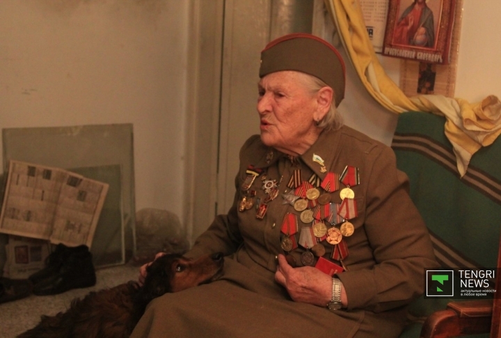 Сейчас 90-летняя Зинаида Ефанова живет в Алматы одна, только со своим псом Гарри.  "Вот почему-то сейчас, на старости лет, я начала все вспоминать. И все мне лезет в голову, я не ложусь спать, чтобы не вспоминать о войне", - говорит когда-то бойкая девчонка, рвущаяся в бой, а сейчас - старушка с орденами и медалями, покрывающими всю грудь.
Фото ©Владимир Прокопенко