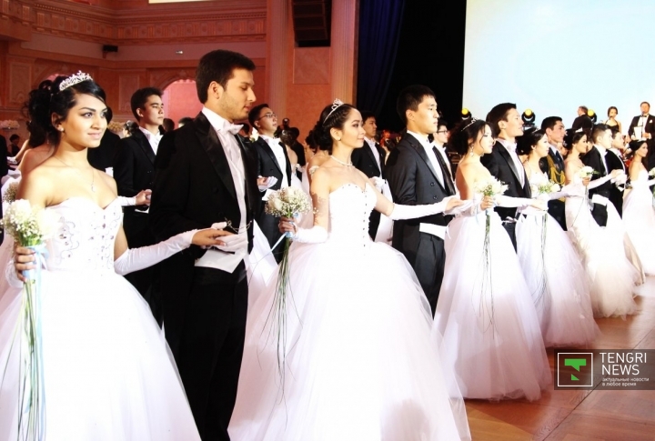 Благотворительный бал в Алматы открыли 60 пар-дебютантов. Фото Айжан Тугельбаева©