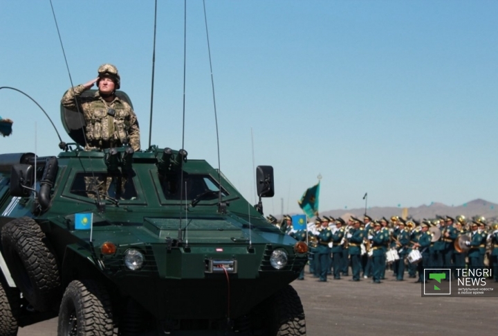 По словам Президента, ежегодно в полевых условиях казахстанская армия проводит более 250 мероприятий по оперативной и боевой подготовке.
Фото ©Владимир Прокопенко