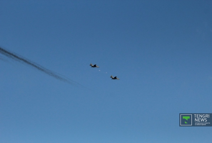 Самолеты и вертолеты фронтовой и армейской авиации военно-воздушных сил провели в небе воздушный бой.
Фото ©Владимир Прокопенко