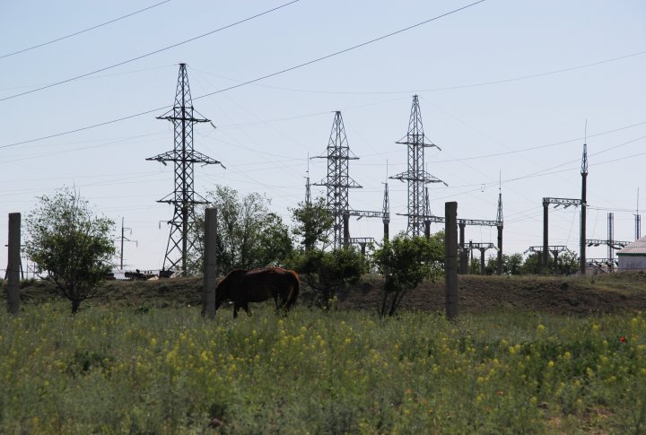 ЛЭП по соседству с Отарской электростанцией. Фото Дмитрий Хегай©