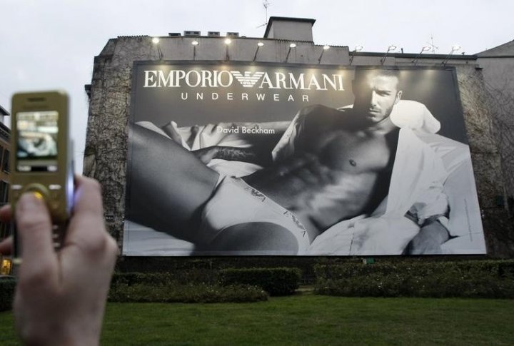 Билборд с Бекхэмом в роли модели марки Emporio Armani. Фото REUTERS/Stefano Rellandini©