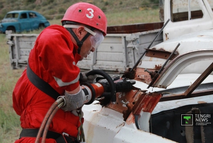 Дли извлечения пострадавшего при ДТП спасателям необходимо срезать крышу машины. Фото ©Владимир Прокопенко